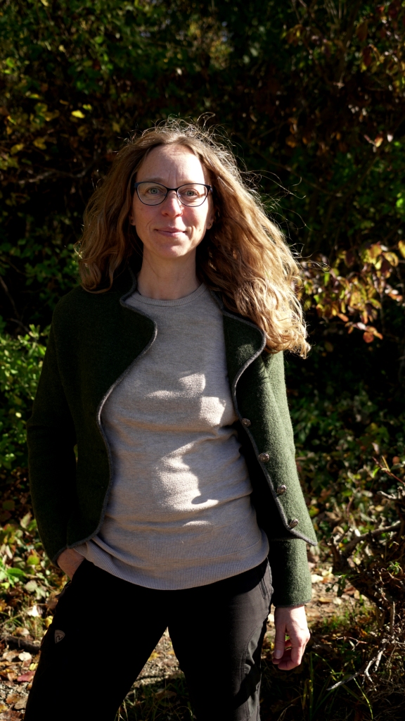 glückliche Frau in der Natur Wald Sonne Unternehmerin