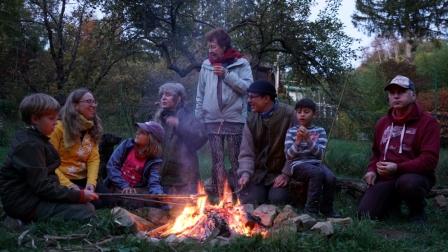 Gruppe Lagerfeuer Natur Abenteuer