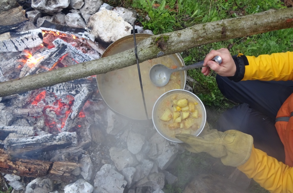 outdoor küche Kochen Lagerfeuer outdoor Wildnis entschleunigen