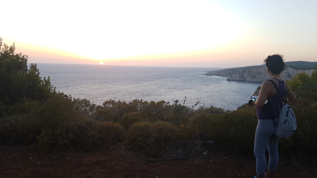 eine Person blickt in den Sonnenuntergang auf Zakynthos